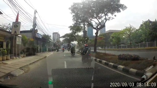 Tak Pakai Helm dan Lawan Arah, Emak-emak Malah Pukul Mobil Usai Nyaris Tertabrak (243520)