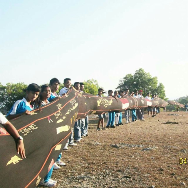 Pembentangan kain tenun bermotif NKRI di  SMA Negeri Hawu Mehara beberapa waktu lalu. Foto : Istimewa.