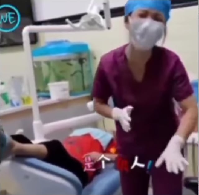 Viral seorang emak-emak di China salah duduk saat berobat ke dokter gigi. (Foto: Instagram/@trending_youtube)