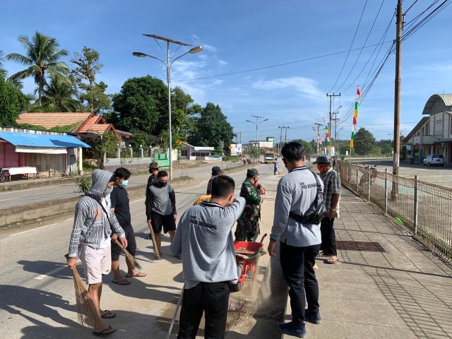 Mahasiswa UMM lakukan Gotong Royong bersama Masyarakat Desa Pasir Belengkong (33406)