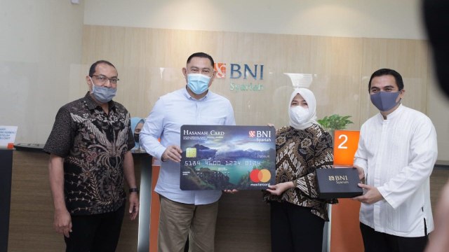 Dirut BNI Syariah, Abdullah Firman Wibowo (paling kiri) menyerahkan secara simbolis BNI iB Hasanah Card dan gift berupa starter kit New Normal. Foto: BNI