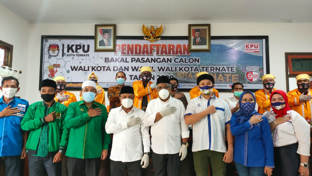 Paslon Yamin Tawary-Abdullah Tahir (tengah) saat melakukan pendaftaran di KPU Kota Ternate. Foto: Rajif Duchlun/cermat