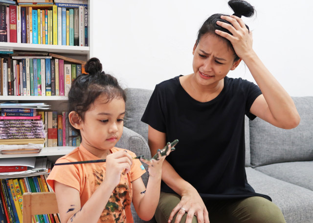 Orang tua mudah emosi saat rumah berantakan, terutama saat anak bermain dan membuat pakaian jadi kotor. 