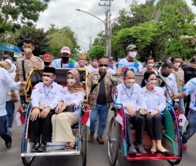 Pasangan Ben-Ujang Iskandar saat menggunakan becak menuju kantor KPU Kalteng untuk pendaftaran sebagai Cagub dan Cawagub.