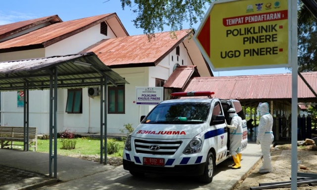 Poliklinik Pinere RSUDZA yang khusus melayani pasien yang mempunyai gejala terpapar COVID-19 di Aceh, Sabtu (5/9). Foto: Suparta/acehkini
