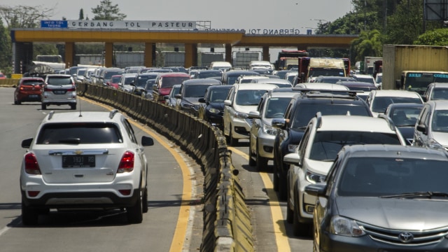 Suasana kendaraan yang melaju menuju Kota Bandung usai keluar Gerbang Tol Pasteur, Bandung. Foto: Novrian Arbi/Antara