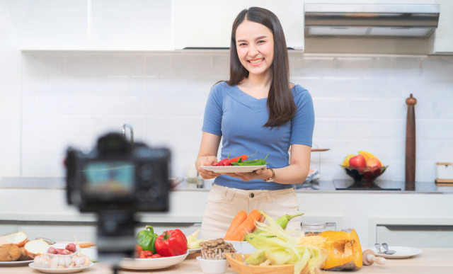 Belajar menjadi content creator kuliner. Foto: Shutterstock