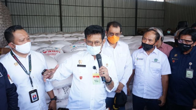 Mentan Syahrul Yasin Limpo saat meninjau gudang PT Pupuk Indonesia di Kabupaten Indramayu, Sabtu (5/9/2020). (Tomi Indra)