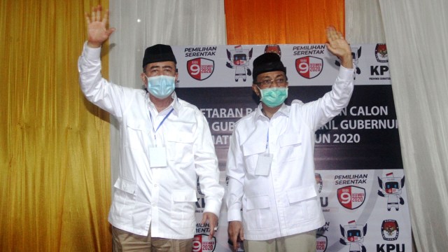 Pasangan bakal calon Gubernur dan Wakil Gubernur Sumatera Barat, Nasrul Abit (kiri) dan Indra Catri (kanan) usai mendaftar sebagai calon Gubernur dan Wakil Gubernur di kantor KPU, Padang, Sumatera Barat, Sabtu (5/6). Foto: Muhammad Arif Pribadi/ANTARA FOTO