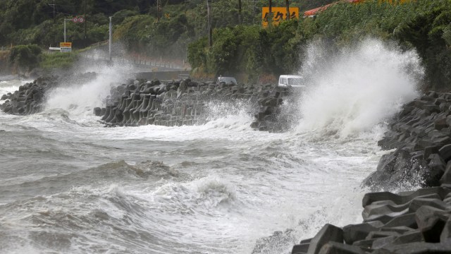 Gelombang tinggi menghantam pantai kota Kagoshima di barat daya pulau Kyushu, Jepang. Foto: Kyodo News via AP