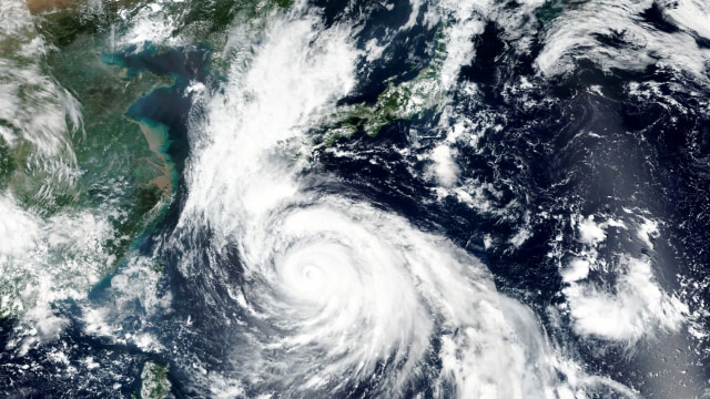 Citra satelit yang dirilis oleh NASA Worldview, Sistem Data dan Informasi Sistem Pengamatan Bumi (EOSDIS) menunjukkan Topan Haishen meluncur menuju kepulauan Okinawa di selatan Jepang pada hari Sabtu (5/9). Foto: NASA via AP