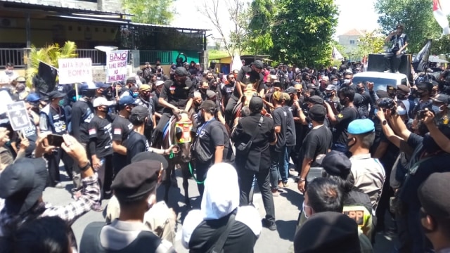 Naik Kuda Hitam, Penjahit Penantang Gibran Resmi Daftar di KPU Solo (327408)