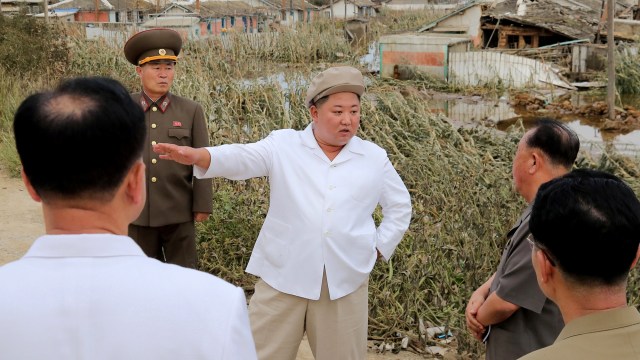 Pemimpin Korea Utara Kim Jong Un memeriksa area Korea Utara terkena dampak Topan Maysak, Sabtu (5/9). Foto: KCNA via REUTERS