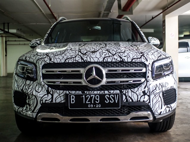 Mobil kamuflase yang diduga Mercedes-Benz GLB 200 Foto: Bangkit Jaya Putra/kumparan