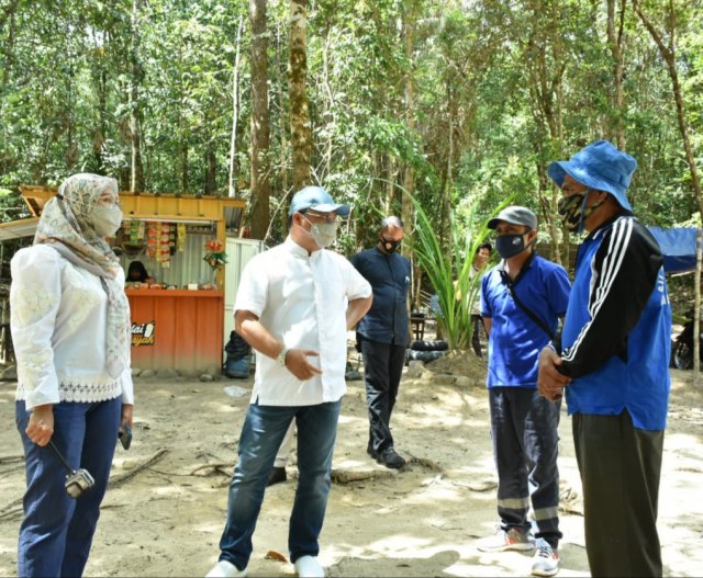 Gubernur Kepulauan Bangka Belitung (Babel), Erzaldi Rosman bersama sang istri, Melati Erzaldi saat berkunjung ke kawasan wisata batu metas, Belitung.