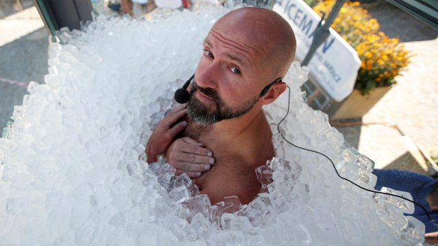 Seorang pria di Austria pecahkan rekor berendam di es terlama. Foto: REUTERS/Leonhard Foeger