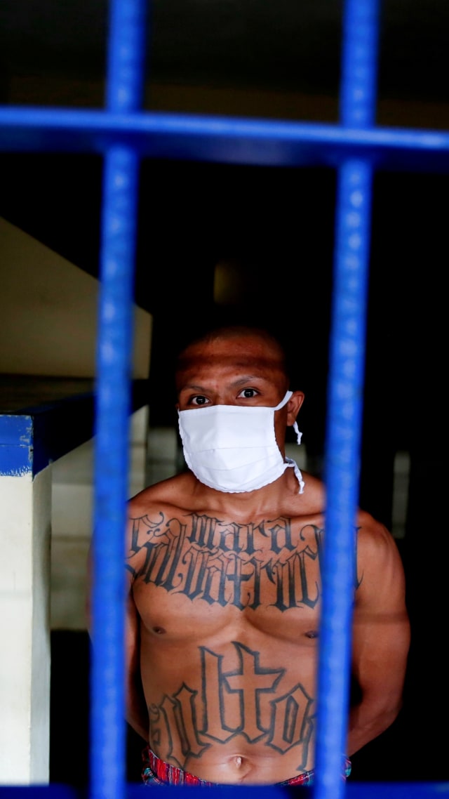 Seorang anggota geng terlihat di dalam sel di penjara Quezaltepeque selama tur media, di Quezaltepeque, El Salvador. Foto: Jose Cabezas/REUTERS