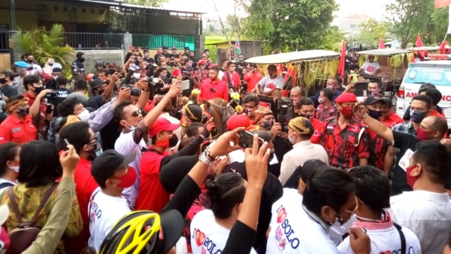 Massa pendukung calon Wali Kota Solo Gibran Rakamubing Raka saat mengantar  daftar ke KPUD Solo, Jawa Tengah, Minggu (6/9). Foto: kumparan