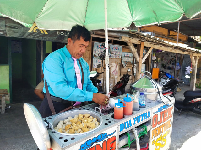Bagaikan Bos Kantoran, Pedagang Bakso Ojek Jualan Gunakan Pakaian Berdasi (450349)