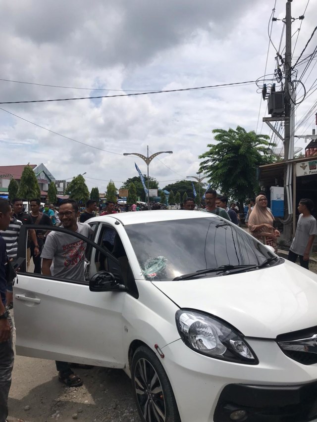 Mobil milik Masriadi Sambo ikut dirusak oleh pria yang diduga ODGJ di Kota Lhokseumawe, Aceh. Foto: Warga