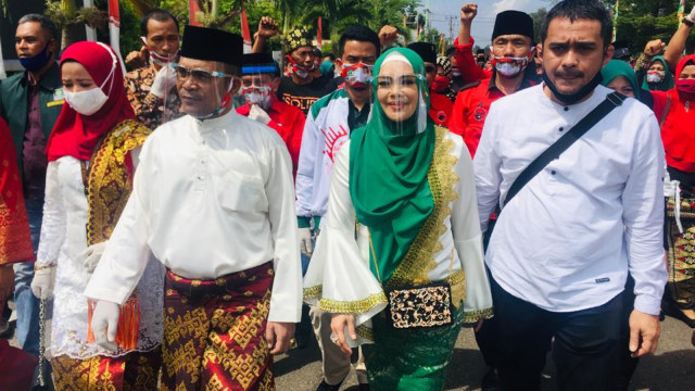 BAKAL Calon Wakil Bupati Bengkalis, Riau, Sri Barat atau nama panggung Iyeth Bustami saat berjalan menuju KPU bersama Balon Bupati Kaderismanto, Minggu (6/9/2020). 