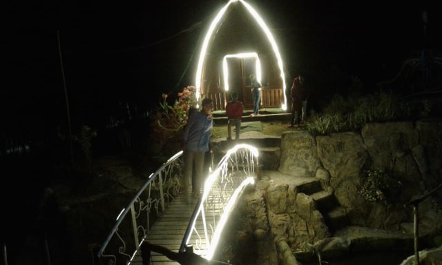 Pesona Wisata Clirit View pada Malam Hari di Hutan Pinus Kabupaten Tegal (129715)