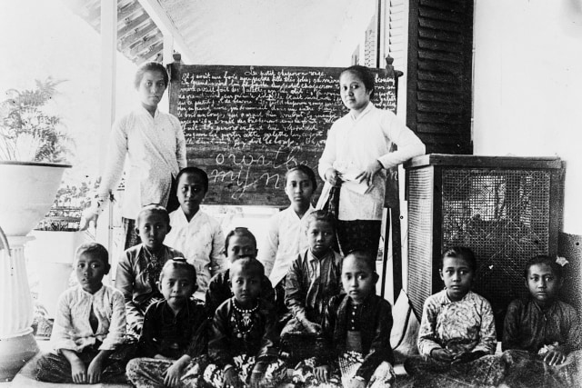 Kartini beserta adik-adiknya, Roekmini, Kartinah, dan Soemarti berfoto bersama para murid di Jepara, Jawa Tengah (abad IX-XX). Foto: Dok. Shelfmark KITLV 503280