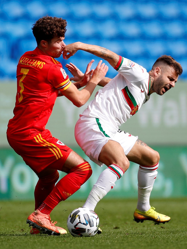 Pemain timnas Wales Neco Williams berebut bola dengan pemain timnas Bulgaria pada pertandingan UEFA Nations League di Stadion Cardiff City, Cardiff, Wales. Foto: Andrew Boyers/REUTERS