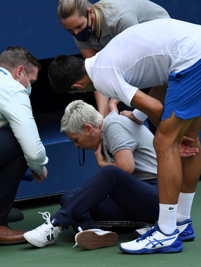 Novak Djokovic menghampiri hakim garis yang terkena bola, pada hari ketujuh turnamen tenis US Open 2020 di USTA Billie Jean King National Tennis Center. Foto: Danielle Parhizkaran/USA TODAY Sports via Reuters