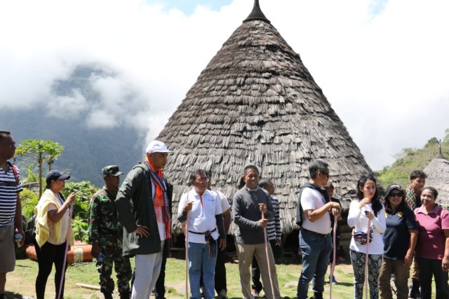 Gubernur NTT dan rombongan saat berkunjung ke wisata kampung adat Wae Rebo. Foto: istimewa. 