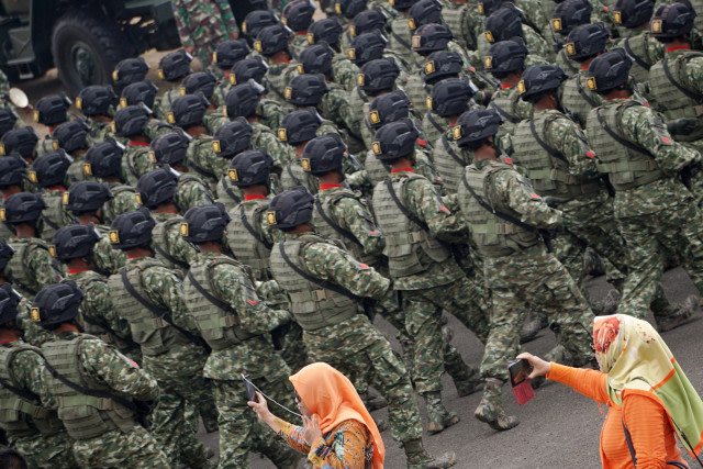 Masyarakat memotret prajurit TNI saat Gladi Bersih HUT Ke-74 TNI di Lanud Halim Perdanakusuma, Jakarta TImur, Kamis (3/10/2019). Foto: Jamal Ramadhan/kumparan