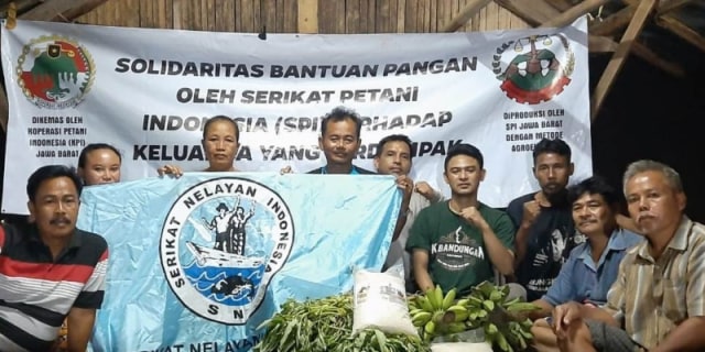 Foto: Petani (SPI) dan nelayan (SNI) melawan pandmei dan resesi dengan melakukan barter pangan di Jawa Barat (sumber: spi.or.id)