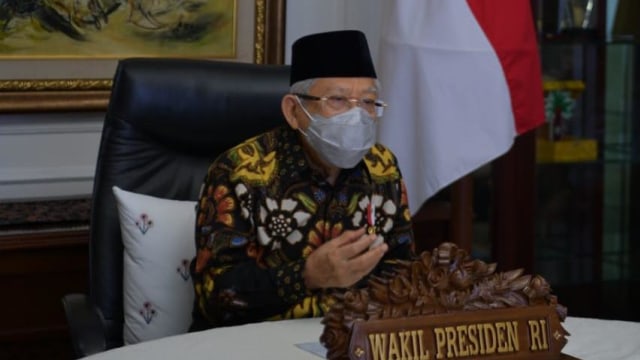 Wakil Presiden Ma'ruf Amin mengikuti acara Pengukuhan Guru Besar Unesa Surabaya, secara daring. Foto: KIP/Setwapres