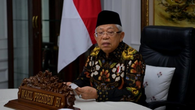 Wakil Presiden Ma'ruf Amin mengikuti acara Pengukuhan Guru Besar Unesa Surabaya, secara daring. Foto: KIP/Setwapres