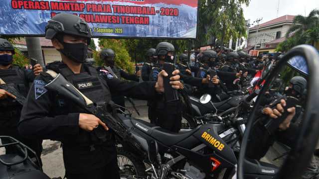 Sejumlah polisi mengikuti gelar pasukan Operasi Mantap Praja Tinombala dalam rangka pengamanan Pilkada serentak 2020 di Mapolda Sulawesi Tengah di Palu, Sulawesi Tengah, Senin (7/9). Foto: Mohamad Hamzah/ANTARA FOTO