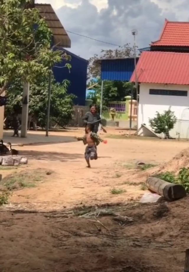 Viral video seorang ibu kejar anaknya yang asyik bermain di siang hari bikin netizen bernostalgia. (Foto: Instagram/@makassar_iinfo)