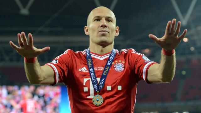 Robben dengan medali juara Liga Champions 2013. Foto: AFP/Patrik Stollarz