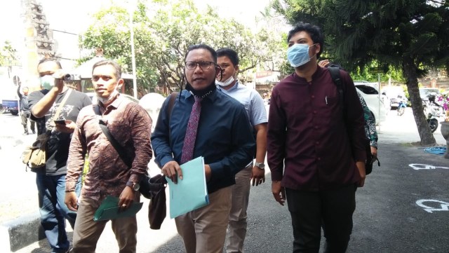Tim pengacara Jerinx saat mengantarkan surat penolakan sidang online ke PN Denpasar _ IST