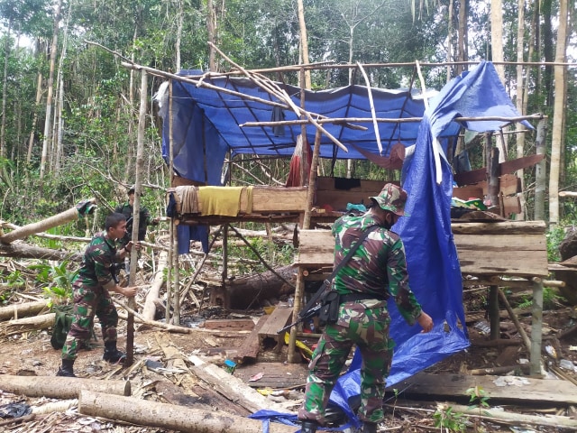 Tim Gakkum KLHK, TNI, dan Polri menggerebek lokasi penebangan liar di Jambi. Foto: Dok. KLHK