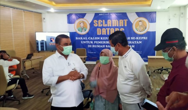 ﻿﻿Bakal Calon Bupati Karimun, Aunur Rafiq, berbincang dengan bakal calon Gubernur Kepri, Isdianto, di RSBP Batam. Foto: Istimewa