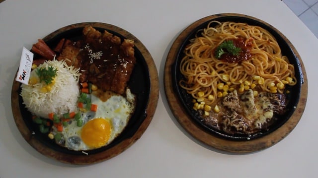 Dori Crips Sunny Side Up dan Beef Spaghetti Mozarella yang merupakan menu andalan MK Cafe. FOto: Tugu Jogja.