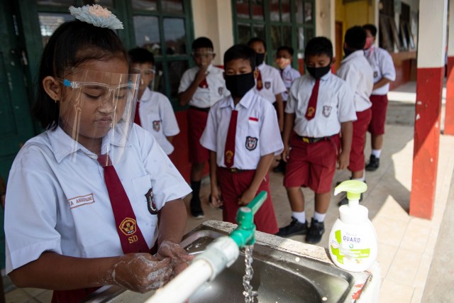 Sejumlah siswa antre mencuci tangannya sebelum mengikuti Kegiatan Belajar Mengajar (KBM) tatap muka di SD Negeri 26 Sukajadi, Banyuasin, Sumatera Selatan, Senin (7/9/2020). Foto: Nova Wahyudi/ANTARA FOTO