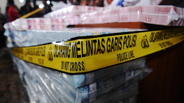 Polisi menunjukkan barang bukti uang saat rilis pengungkapan sindikat internasional pembelian ventilator di Mabes Polri, Jakarta, Senin (7/9/2020). Foto: Hafidz Mubarak A/ANTARA FOTO