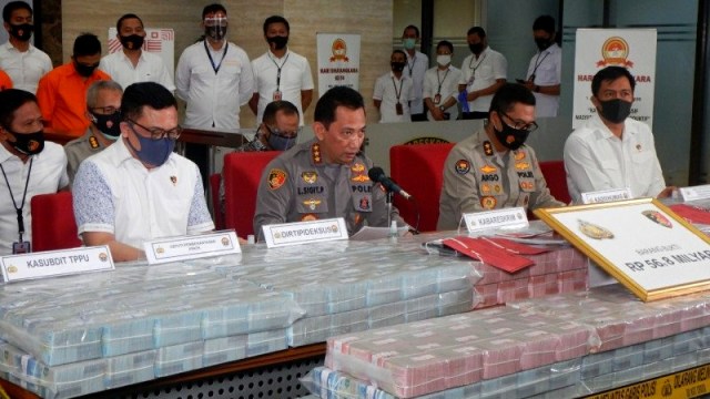 Kabareskrim Polri Komjen Pol Listyo Sigit Prabowo (tengah) saat rilis pengungkapan sindikat internasional pembelian ventilator di Mabes Polri, Jakarta, Senin (7/9). Foto: Anita Permata Dewi/ANTARA