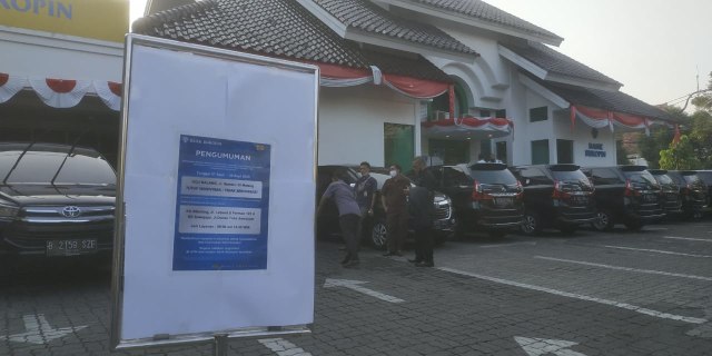 Imbauan penutupan dan pengalihan layanan sementara di gerbang KCU Bank Bukopin Malang, Jalan Semeru, Kecamatan Klojen, Kota Malang. Foto: Ulul Azmy