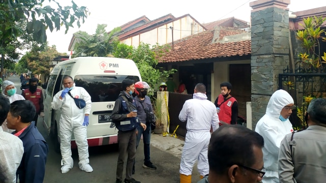 Suasana di rumah pria yang tewas gantung diri, di Jalan Taman Saturnus I, Kecamatan Rancasari, Bandung, Senin (7/9). Foto: Rachmadi Rasyad/kumparan