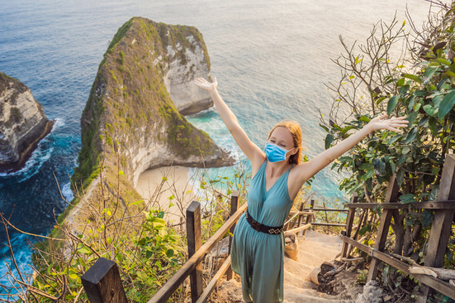 Ilustrasi wisatawan yang mematuhi protokol kesehatan di Bali  Foto: Shutter stock