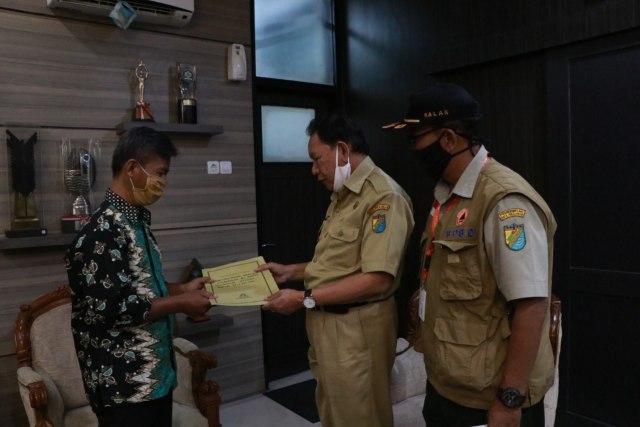 Walikota Pekalongan, HM Saelany Machfudz menyerahkan bantuan rehab rumah kepada warga di ruang kerjanya, Senin (7/9/2020). 