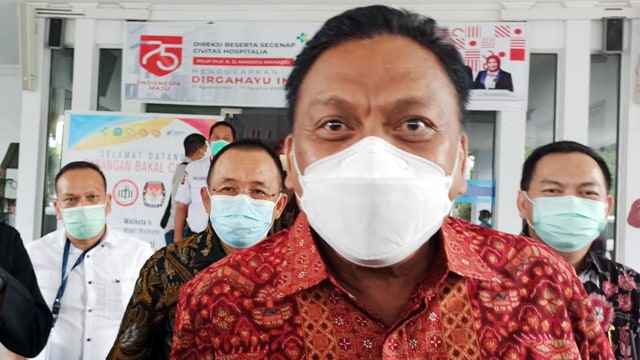 Gubernur Sulawesi Utara, Olly Dondokambey selepas uji kesehatan dalam rangka persyaratan maju dalam Pemilihan Kepala Daerah di Sulawesi Utara 
