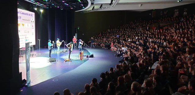 Michael J in Oz Tour Concert tahun 2019 di Mandurah Baptist College yang dihadiri sekitar 1000 pelajar dari berbagai sekolah Australia Barat yang mengajarkan Bahasa Indonesia. (Sumber: Dokumentasi KJRI Perth)